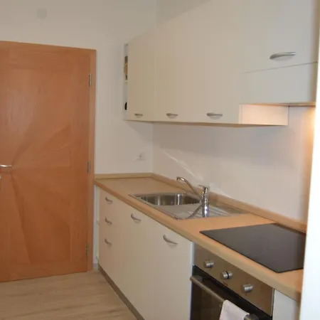 Moderne Mit Balkon Und Pool Apartment Merano