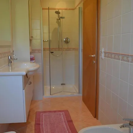 Moderne Mit Balkon Und Pool