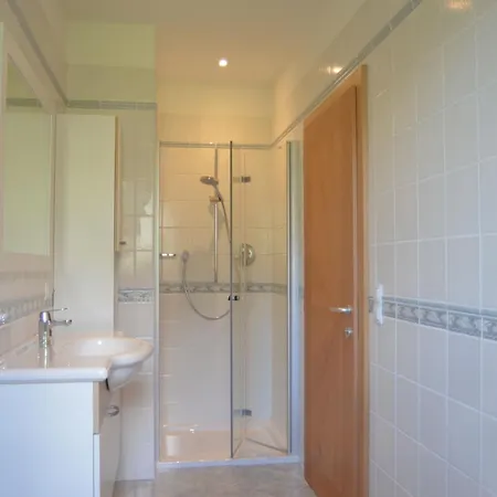 Moderne Mit Balkon Und Pool Apartment Merano