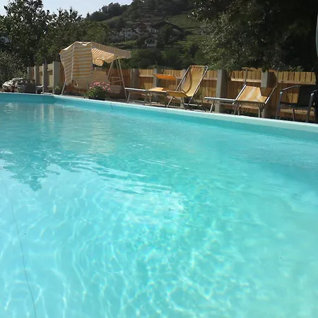 Moderne Mit Balkon Und Pool Apartment Merano